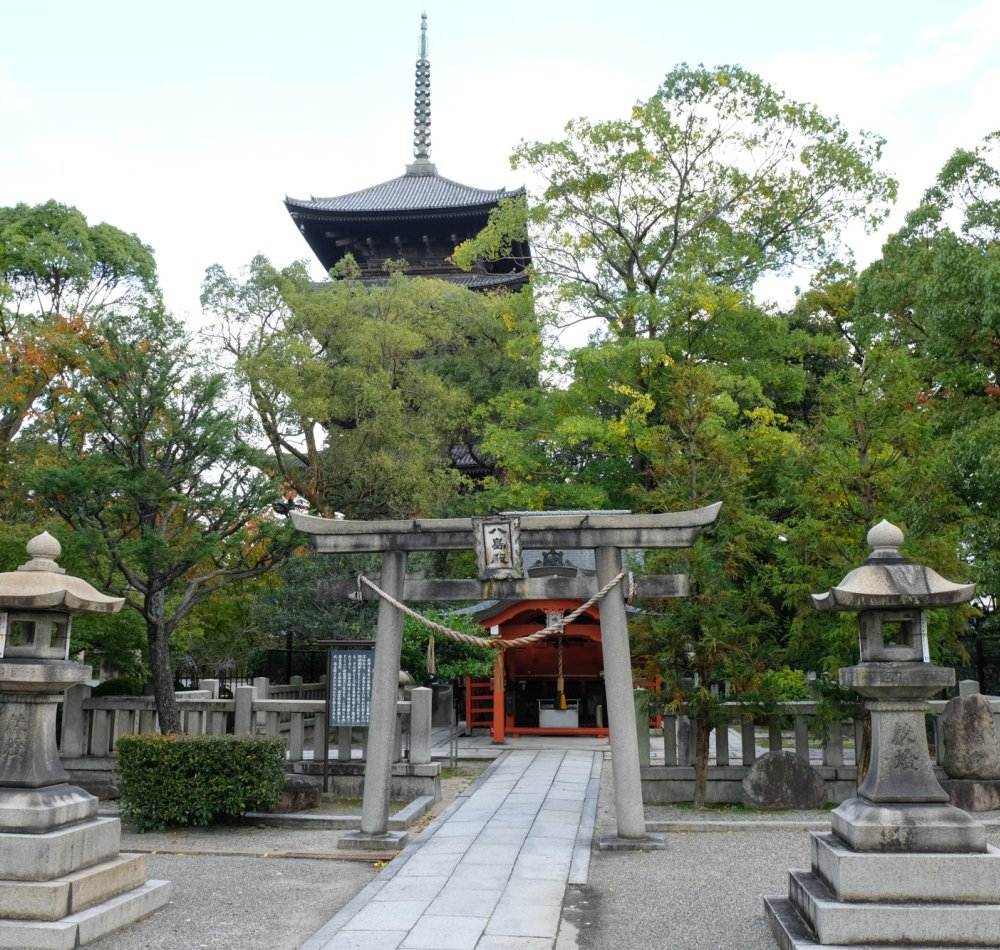To-ji in Kyoto, Kondo main hall viewed from Nandaimon Gate
