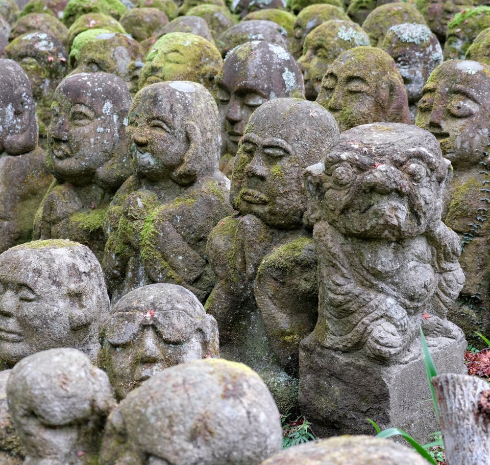 Otagi Nenbutsu-ji (Kyoto), Rows of Rakan statues around the main pavilion