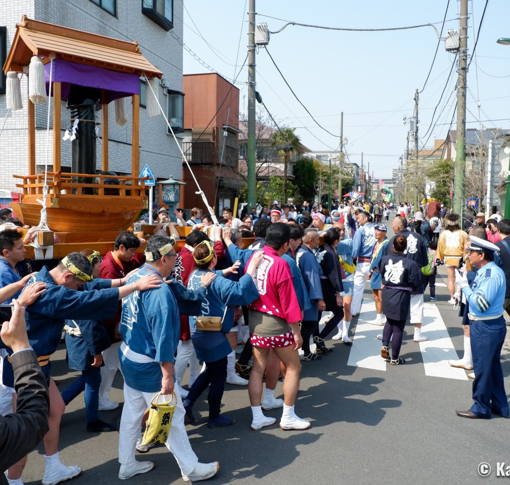 Kanamara Matsuri, Elizabeth-mikoshi parading