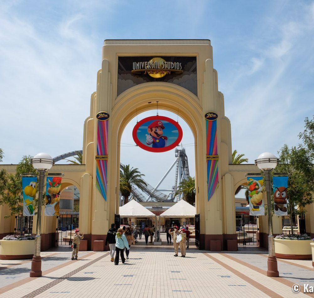 Universal Studios Japan (USJ, Osaka), plaza with Universal's trademark