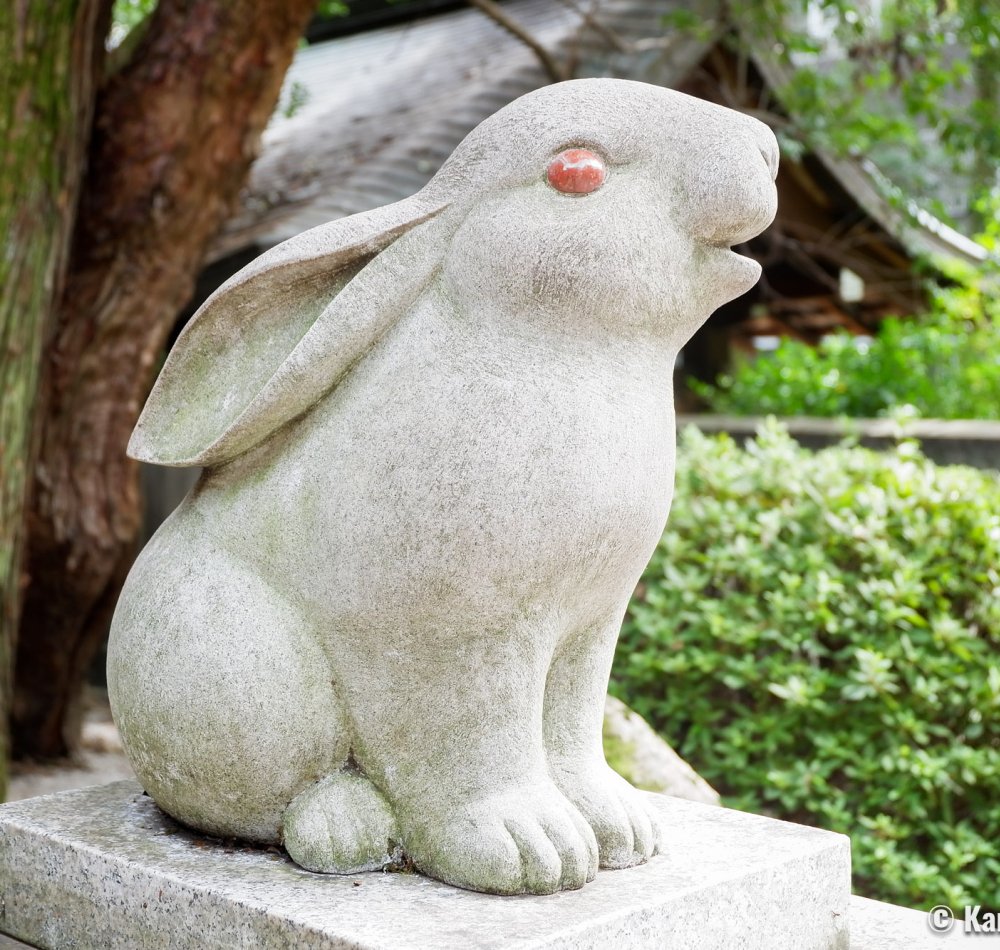 Higashi-Tenno Okazaki-jinja, Koma Usagi rabbit statue and main hall