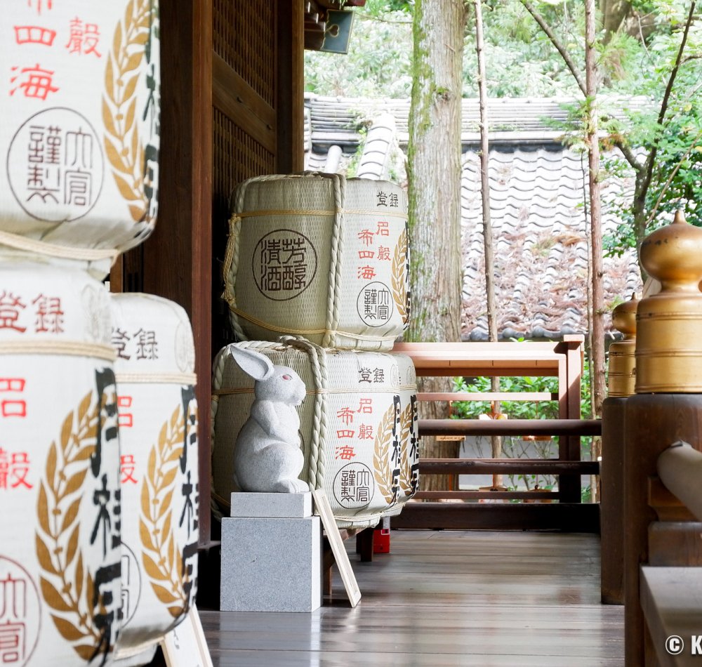 Higashi-Tenno Okazaki-jinja, Koma Usagi rabbit statue and main hall