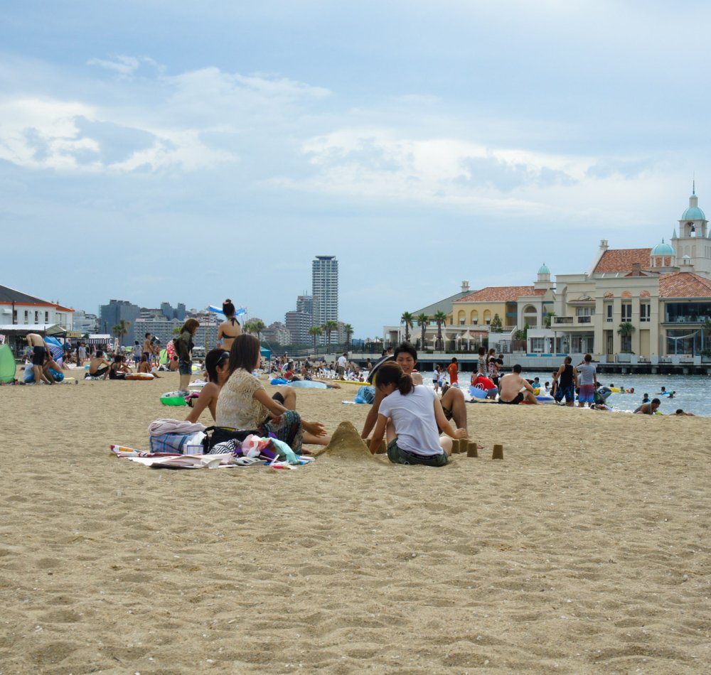 Seaside Momochi (Fukuoka), View on the beach and Marizon