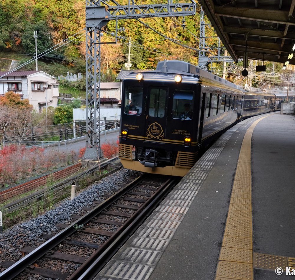 Blue Symphony, Inside view of the train connecting Osaka and Yoshino
