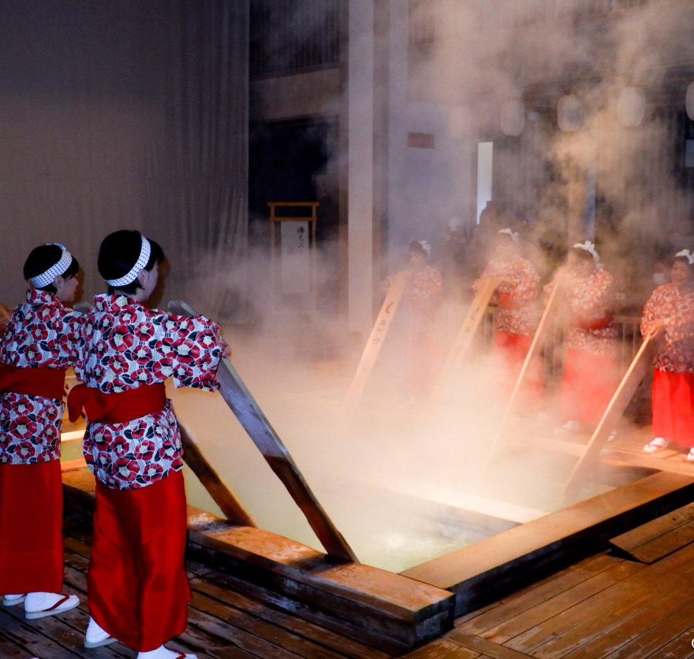 Kusatsu, Yumomi traditional ceremony