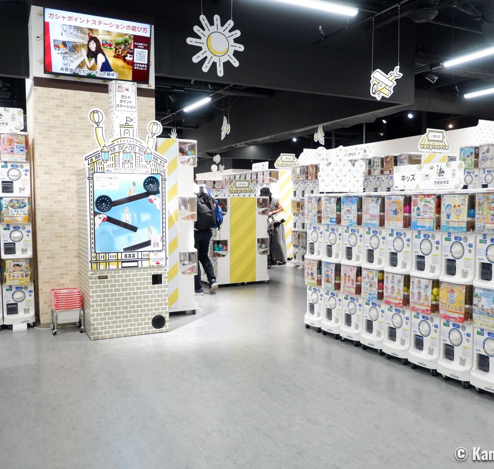 Gashapon no Depato Ikebukuro, A wall of capsule toy vending machines