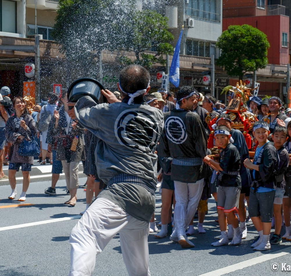Fukagawa Hachiman Matsuri, Water splashing on the children's mikoshi procession