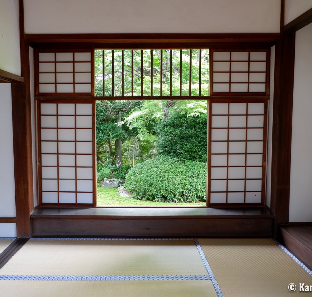 Genko-an (Kyoto), Round window with a view on the green maple trees in summer