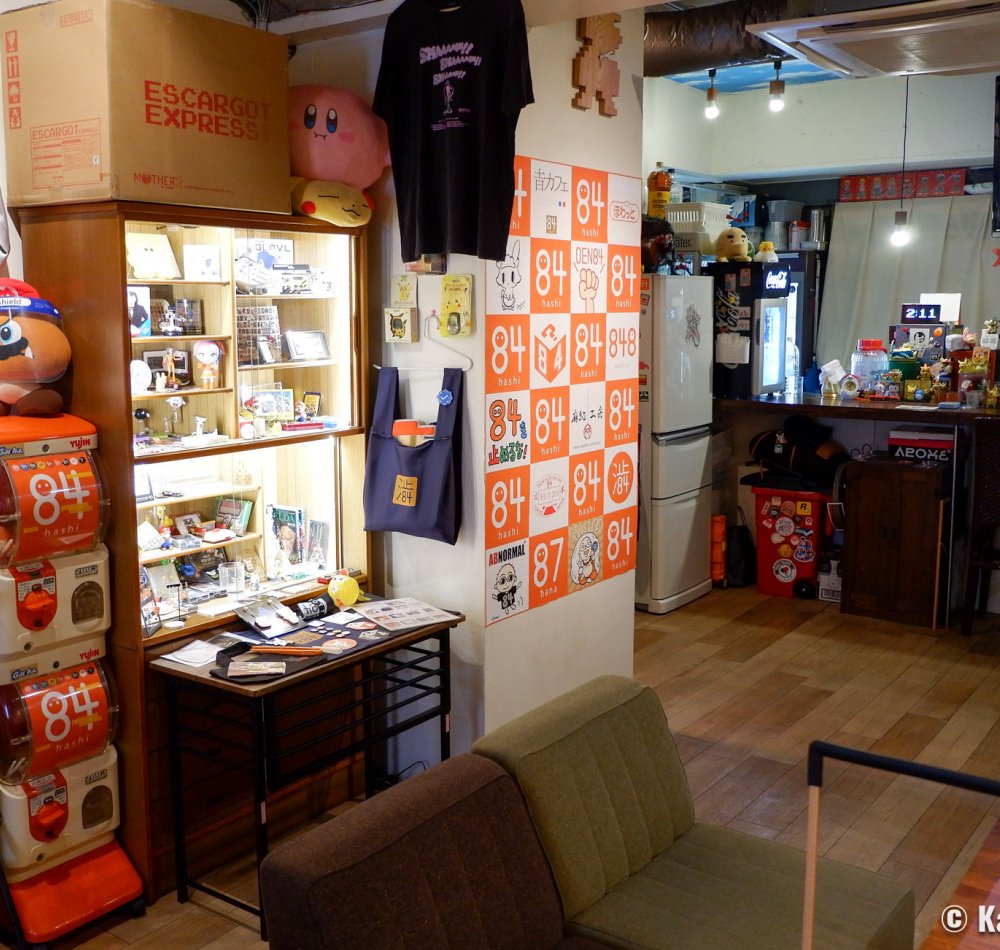 84 Hashi Cafe (Tokyo), View on the main room