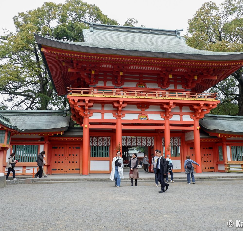 Hikawa-jinja (Saitama), Maiden and Haiden pavilions on the main plaza