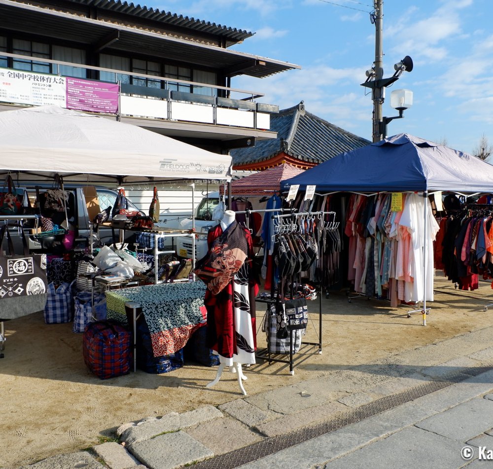 Shitenno-ji Flea Market (Osaka), Vendor stalls and pagoda