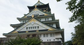 Osaka Castle, View on the blooming cherry trees and the keep