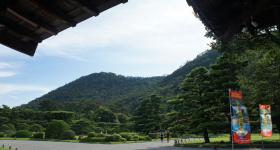 Ritsurin Koen (Takamatsu), View on Mount Shiun and one of the ponds