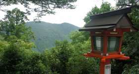 Mount Kurama, Red lanterns path