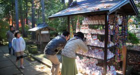 Gotoku-ji (Tokyo), Maneki-Neko cats statues
