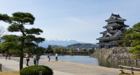 Matsumoto Castle, View on the black keep and the moat