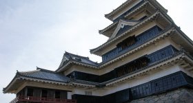 Matsumoto Castle, View on the black keep and the moat
