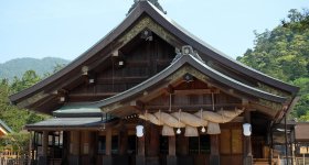 Izumo Taisha, Kagura-den with shimenawa cord 