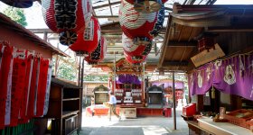 Narita-san, Great paper lantern under Niomon Gate