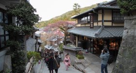 Ninenzaka and Sannenzaka streets at night (Kyoto)