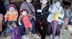 Kakashi no Sato, Scarecrows at the bus stop