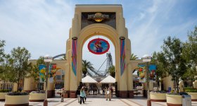 Universal Studios Japan (USJ, Osaka), plaza with Universal's trademark
