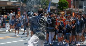 Fukagawa Hachiman Matsuri, Water splashing on the children's mikoshi procession