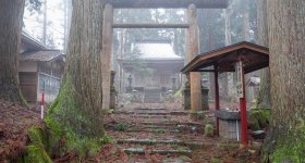 Kinpo-jinja (Akita), Komainu statue and main hall of the shrine