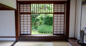 Genko-an (Kyoto), Round window with a view on the green maple trees in summer