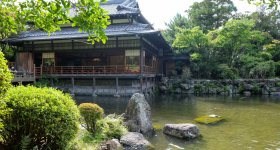 Yusentei Park (Fukuoka), View on the large tea room and the pond in the garden