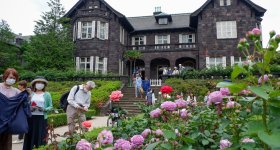 Kyu Furukawa Teien (Tokyo), View on the rose garden in front of the former Furukawa residence